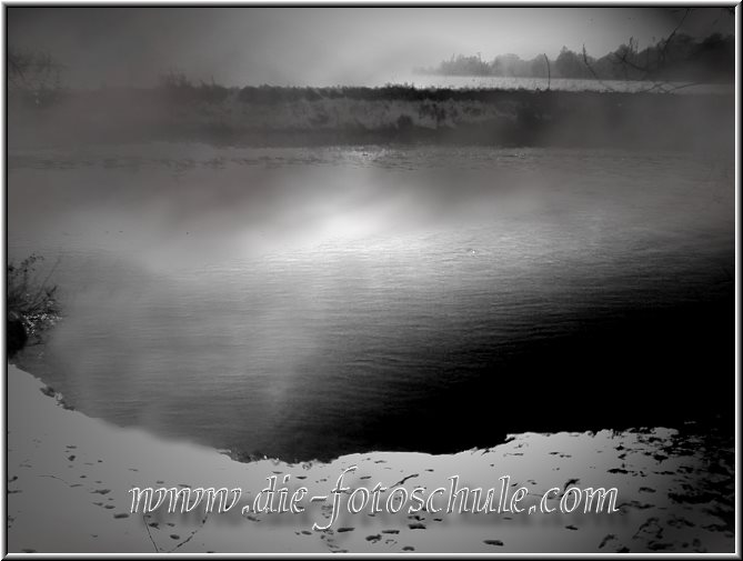 Ruhr im Nebel schwarz weiss.jpg - Nebel an der Ruhr in Schwerte